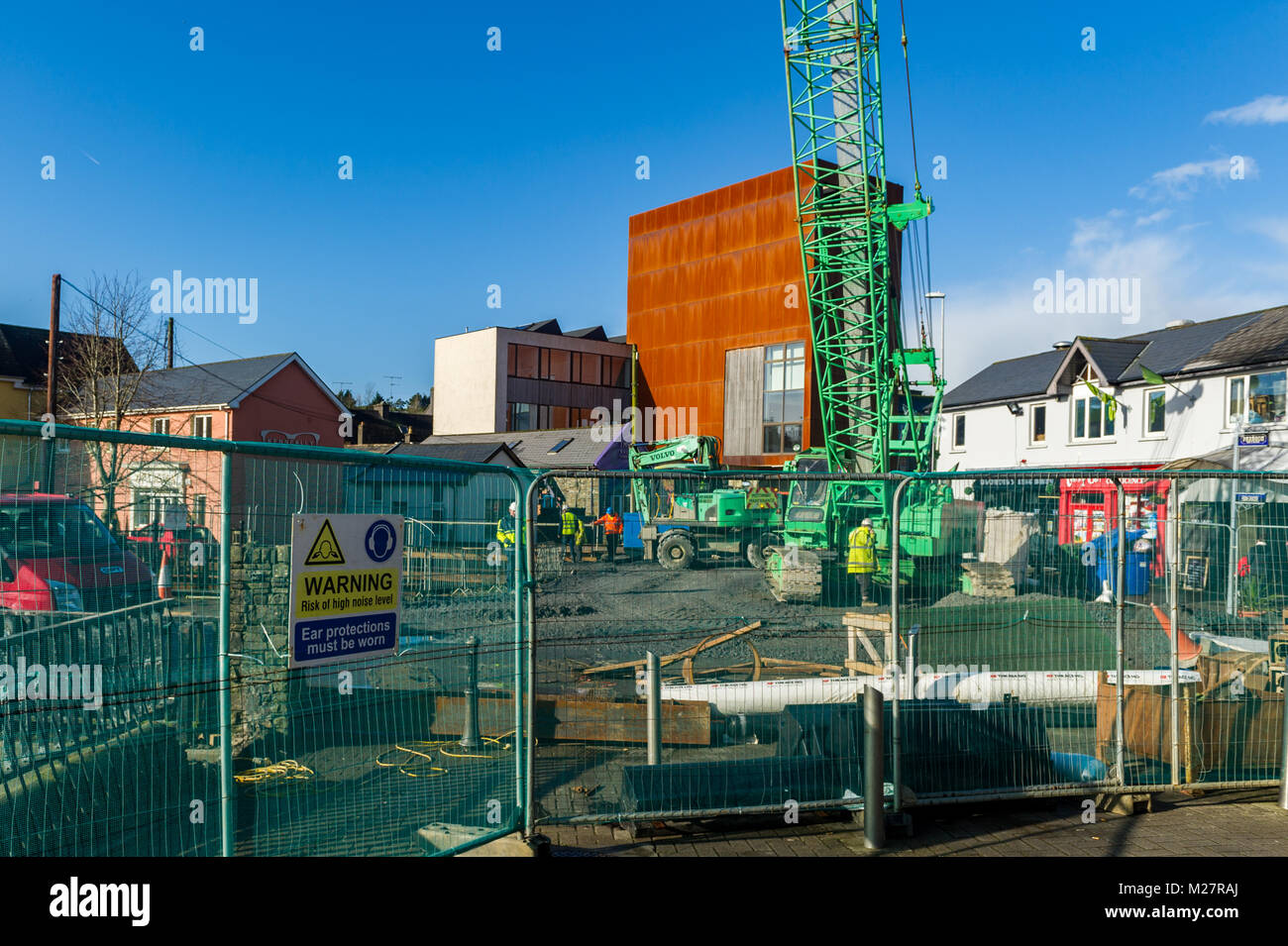 Bau von Hochwasserschutzanlagen in Skibbereen, County Cork, Irland mit kopieren. Stockfoto