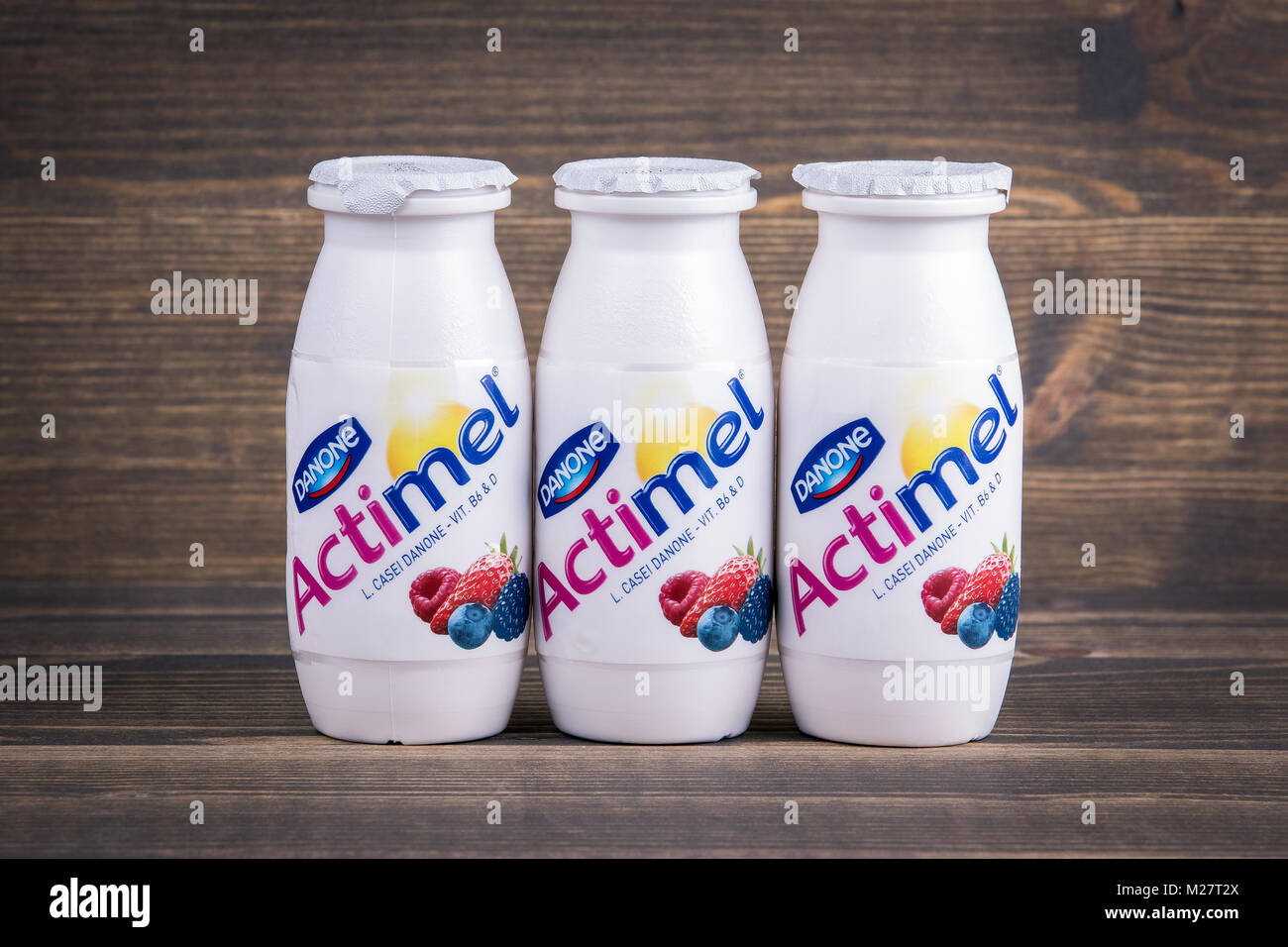 Riga Lettland - Feruary 5, 2018: Actimel ist ein "probiotische" Joghurt - drink produziert von Danone Stockfoto