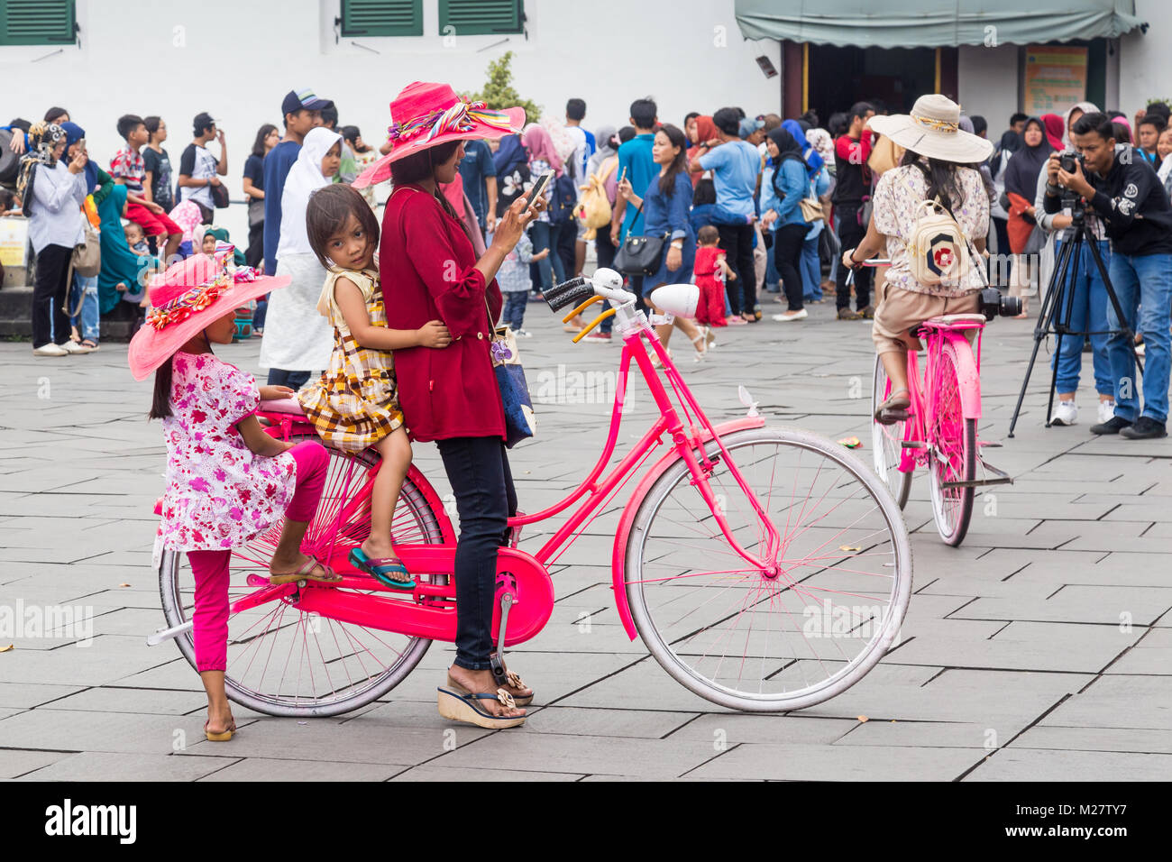 Fahrrad- und Hüte Autovermietung in der Altstadt von Jakarta, Indonesien, Stockfoto