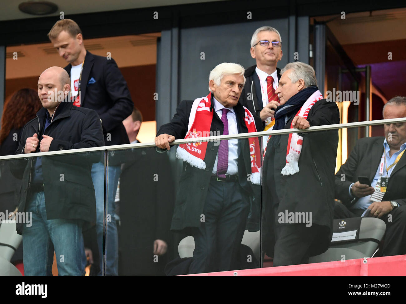 8 Oktober, 2017 - Warschau, Polen: Fußball WM 2018 Qualifikation Rusia Polen - Montenegro o/p Jerzy Buzek, Aleksander Kwasniewski Stockfoto