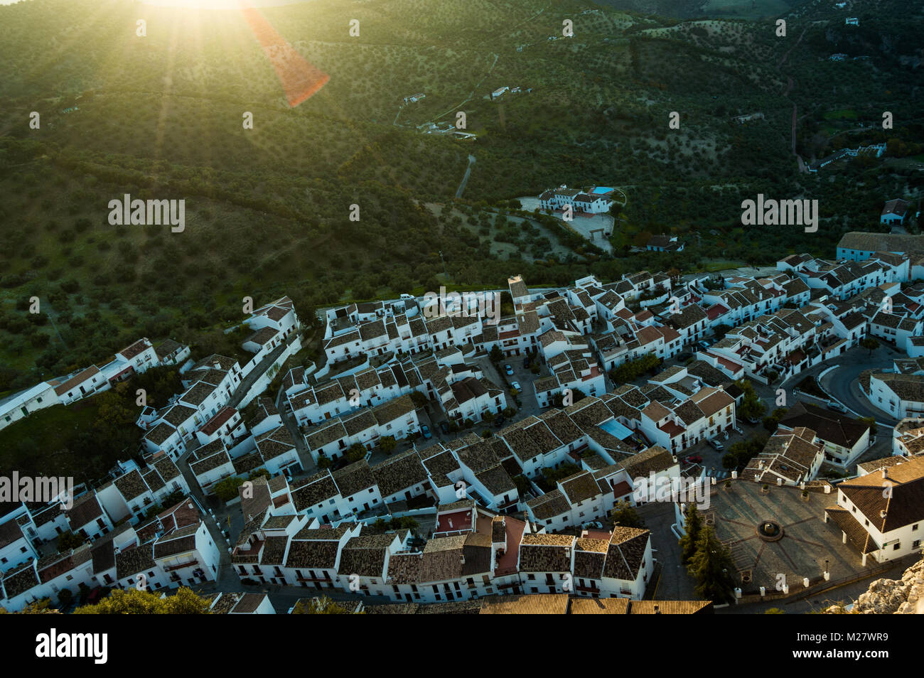 Luftaufnahmen, die die weißen Dorf von Zahara de la Sierra Cadiz, Andalusien. Landschaft der Grove in der Sierra und die Stadt bei einem Sonnenuntergang. Stockfoto