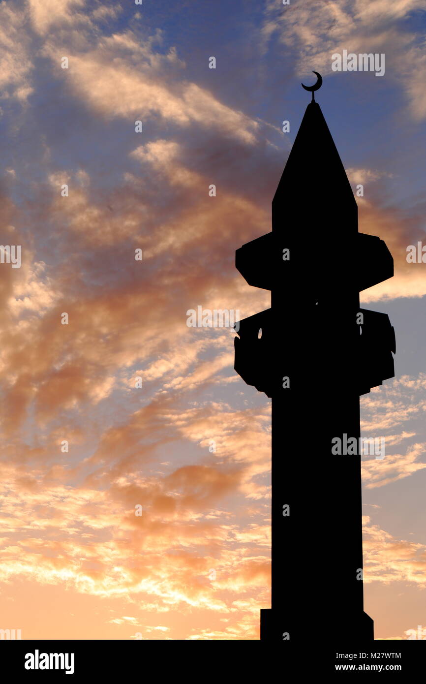 Moschee Minarett Silhouette bei Sonnenuntergang in Doha, Katar Stockfoto
