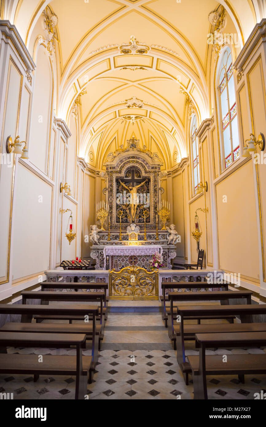 Sorrento, Kampanien, Italien März 12, 2017 das Langhaus der Kirche, in Positano die Gläubigen im Gebet sammeln Stockfoto