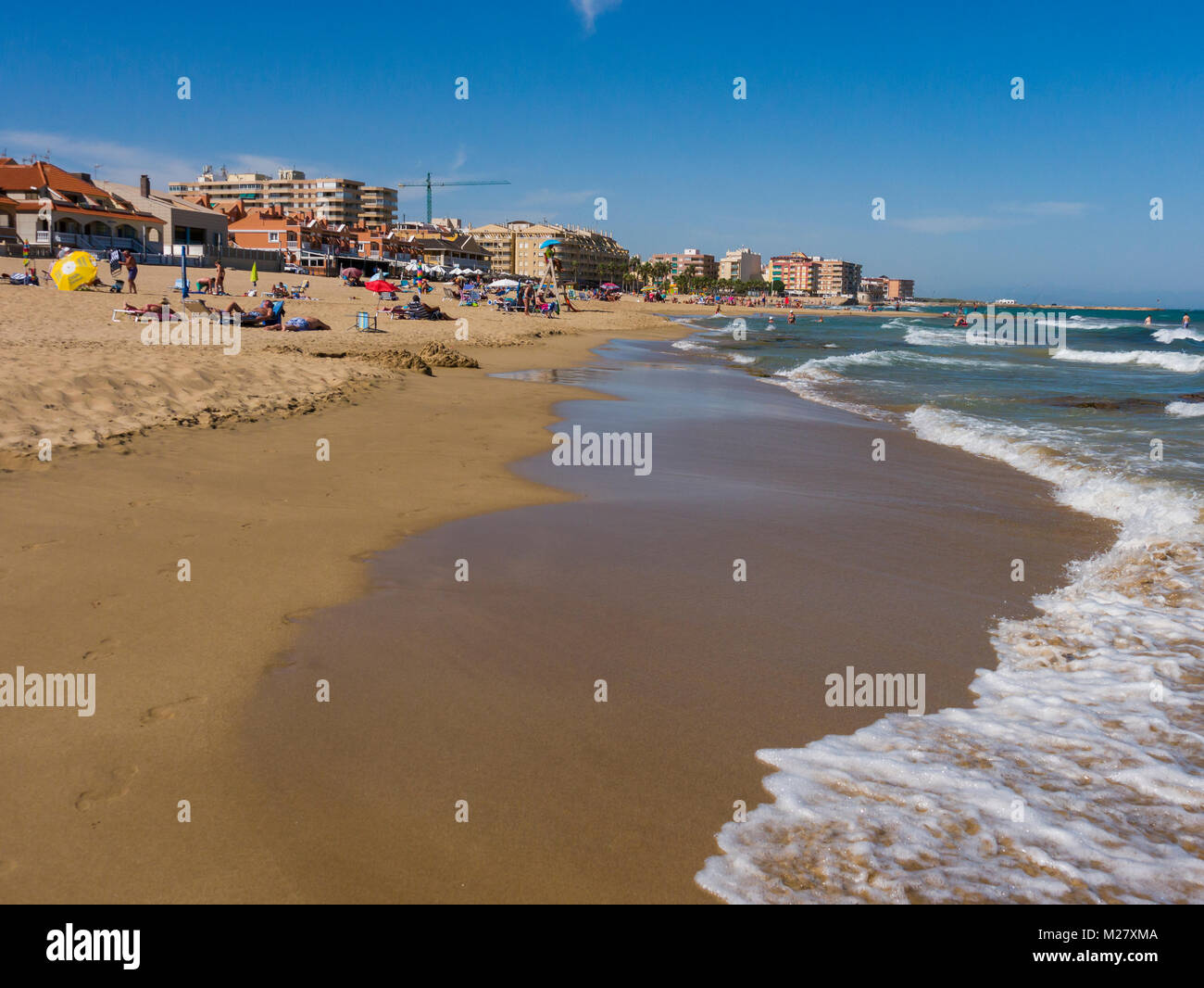 Der Strand und das Mittelmeer in La Mata an der Costa Blanca. Torrevieja in der Provinz Alicante, Spanien. Stockfoto