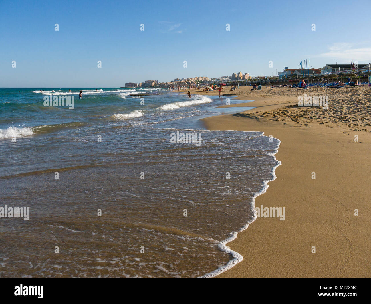 Der Strand und das Mittelmeer in La Mata an der Costa Blanca. Torrevieja in der Provinz Alicante, Spanien. Stockfoto