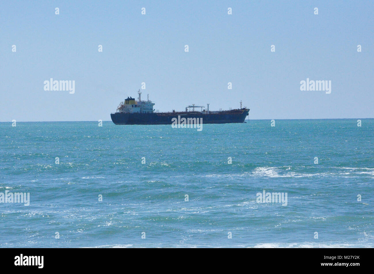 Cargo Schiff in der Mitte des Meeres. Schiff. Stockfoto
