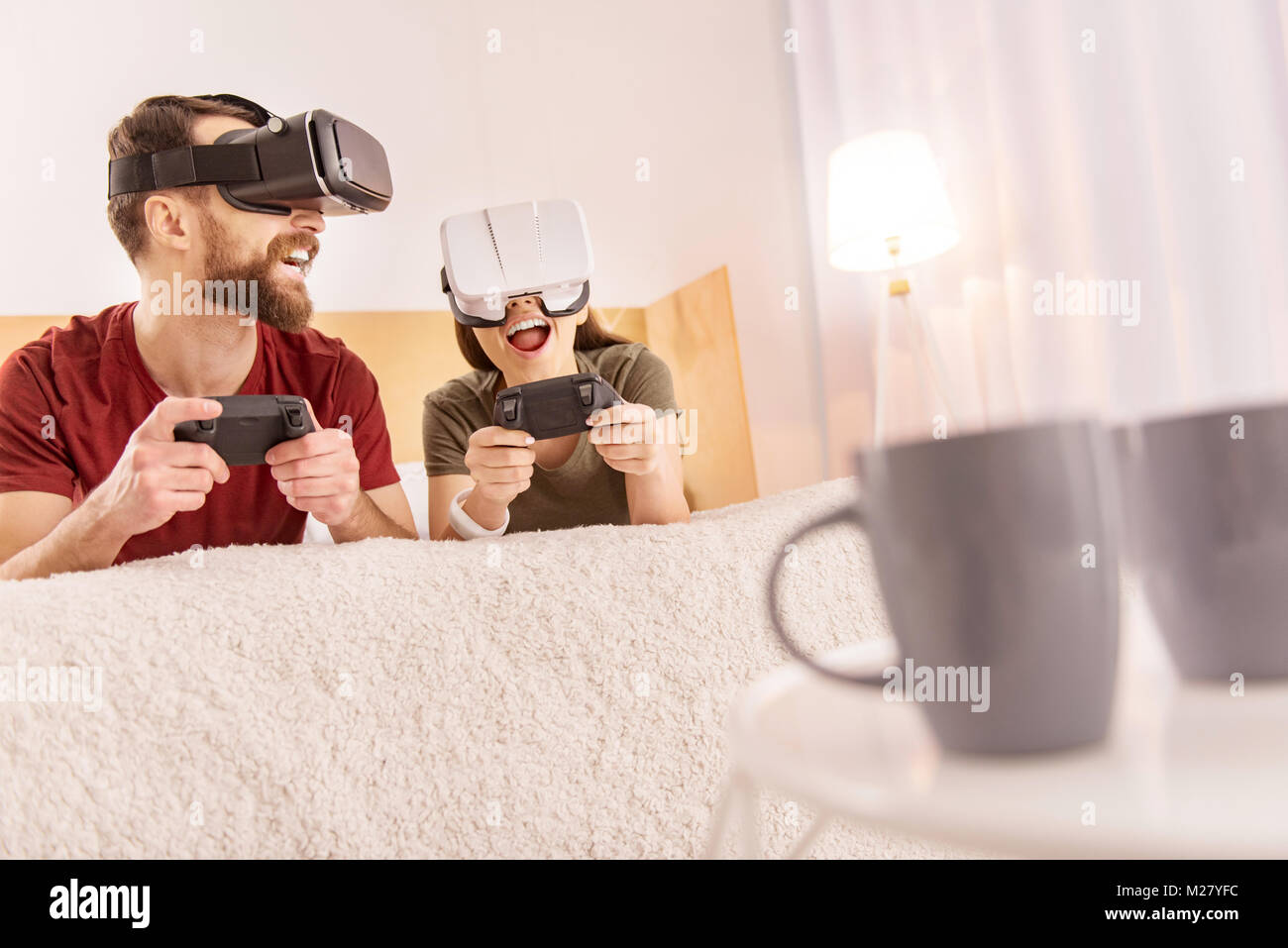 Happy freudiges Paar beim VR-Erfahrung Stockfoto