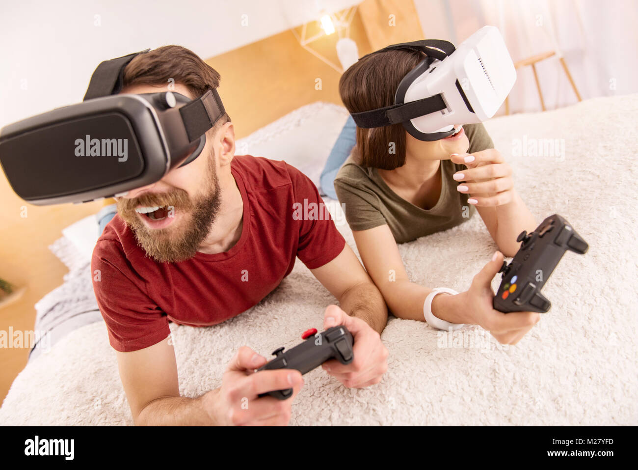 Attraktive positive Paar teilen VR-Erfahrung Stockfoto