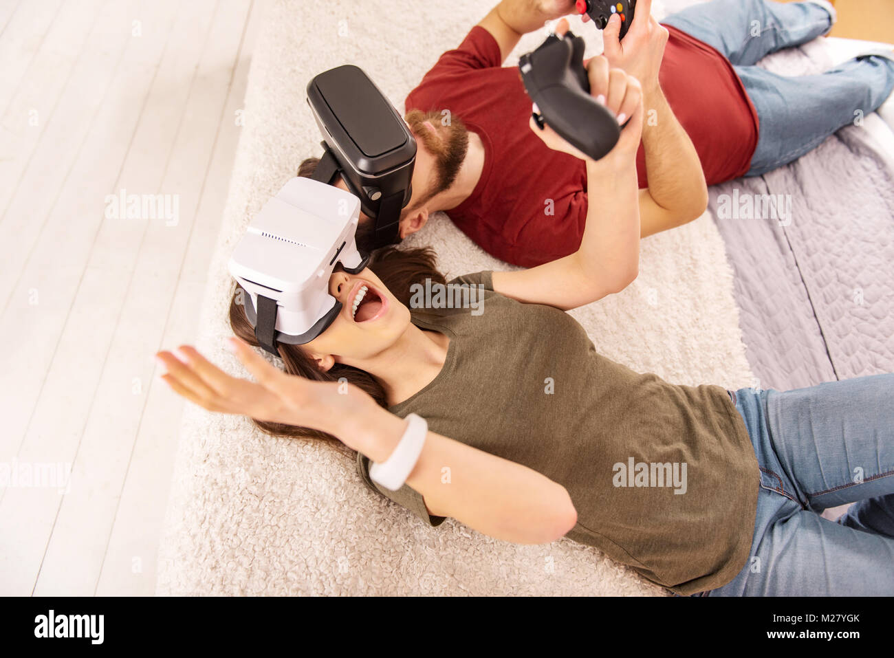 Schönes süßes Paar beim Spiel in VR Stockfoto
