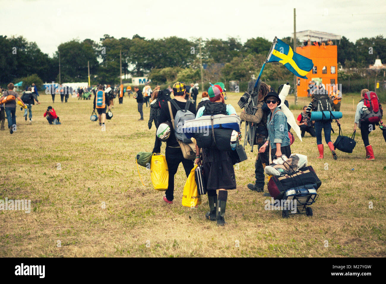 Festival Gäste aus aller Welt ein Roskilde Festival für eine Woche mit Party, Liebe, Tanzen, Trinken und viel Musik. Aber vorher müssen Sie ein Festival Camp zu setzen. Dänemark 2011. Stockfoto