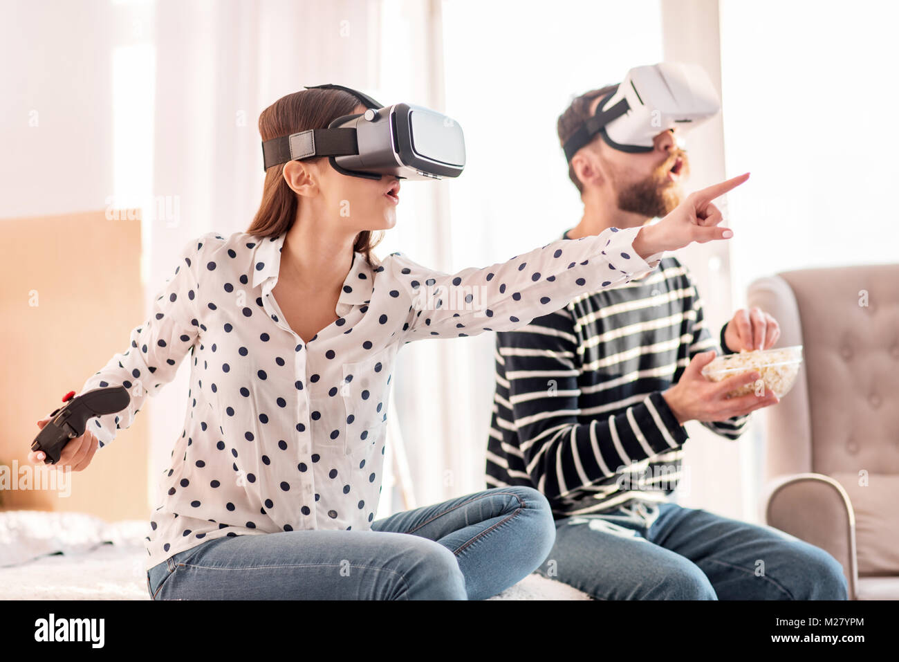 Fragte sich süßes Paar experimentieren mit VR-Technologie Stockfoto