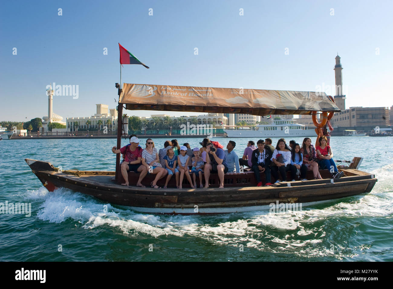 DUBAI, VEREINIGTE ARABISCHE EMIRATE - Jan 02, 2018: Touristen auf einem Boot ein, die zu der alten Deira Souq Bahnhof in der Nähe der Stadt von Gold in Dubai gehen. Es ist eine famou Stockfoto