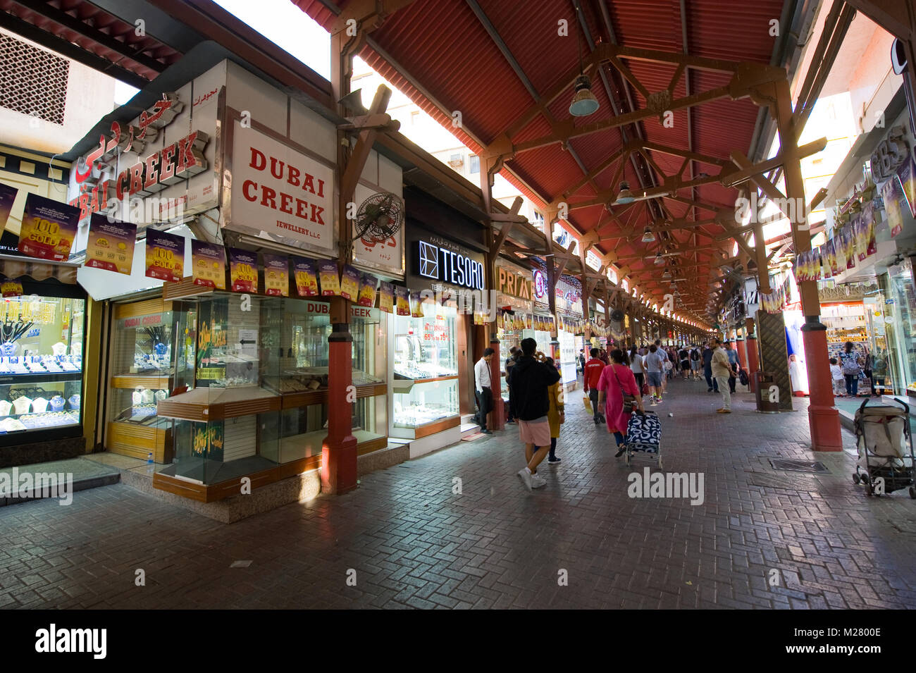 DUBAI, VEREINIGTE ARABISCHE EMIRATE - Jan 02, 2018: Die Stadt des Goldes ist ein Basar in Dubai mit vielen Geschäften, die goldenen Schmuck verkaufen. Es ist eine berühmte Ort besucht. Stockfoto