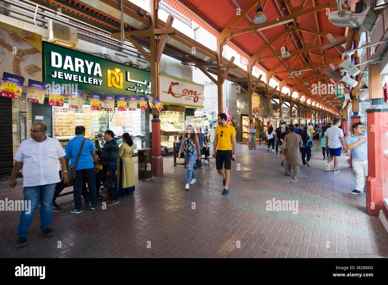 DUBAI, VEREINIGTE ARABISCHE EMIRATE - Jan 02, 2018: Die Stadt des Goldes ist ein Basar in Dubai mit vielen Geschäften, die goldenen Schmuck verkaufen. Es ist eine berühmte Ort besucht. Stockfoto