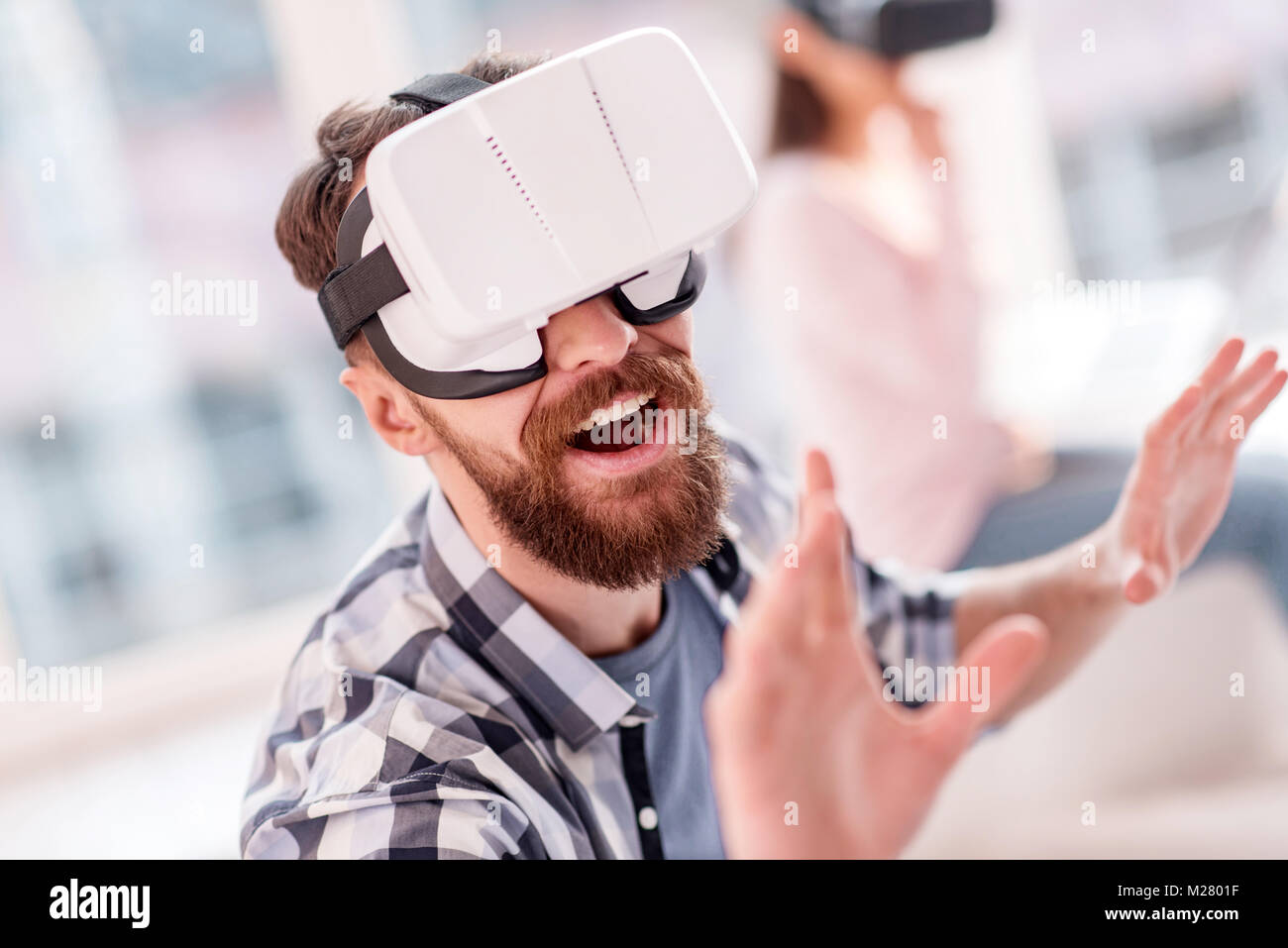 Gerne fröhliche Mann mit VR-Gerät Stockfoto