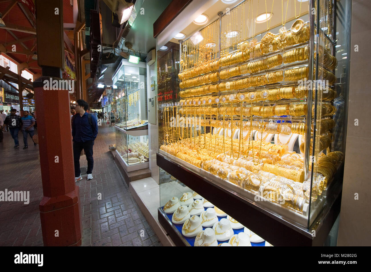 DUBAI, VEREINIGTE ARABISCHE EMIRATE - Jan 02, 2018: Die Stadt des Goldes ist ein Basar in Dubai mit vielen Geschäften, die goldenen Schmuck verkaufen. Es ist eine berühmte Ort besucht. Stockfoto