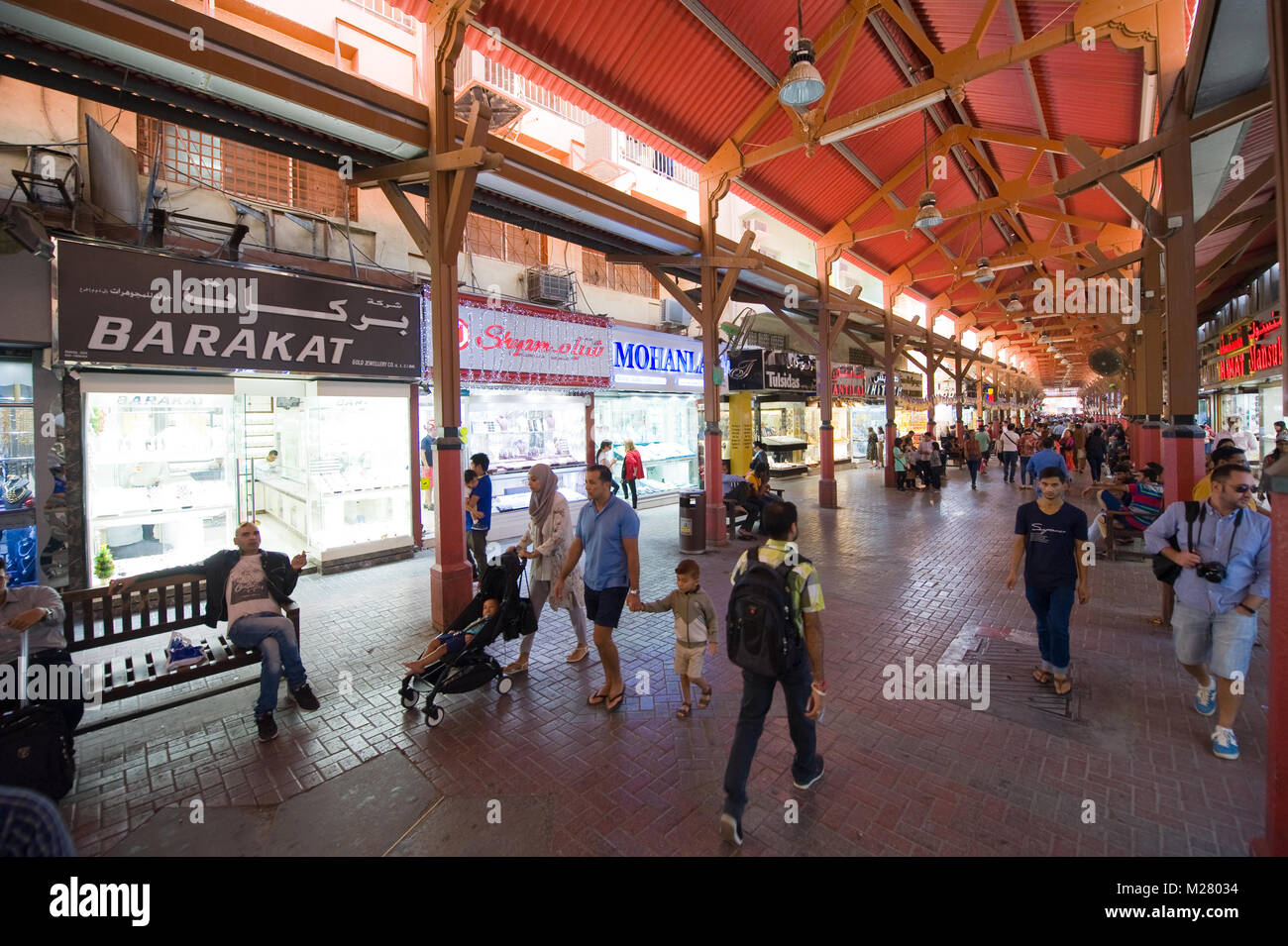 DUBAI, VEREINIGTE ARABISCHE EMIRATE - Jan 02, 2018: Die Stadt des Goldes ist ein Basar in Dubai mit vielen Geschäften, die goldenen Schmuck verkaufen. Es ist eine berühmte Ort besucht. Stockfoto