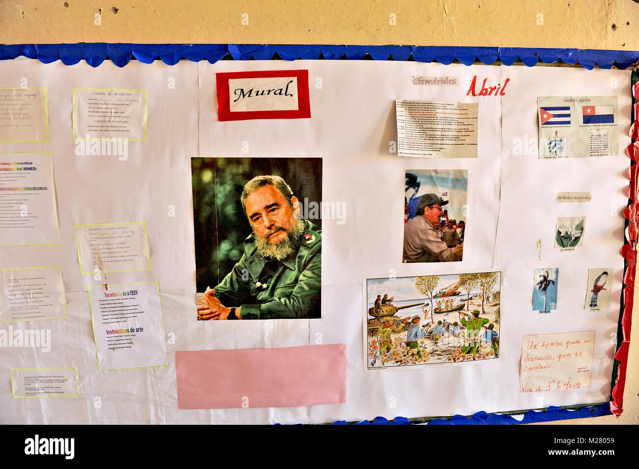 TRINIDAD, Kuba, 27. Oktober 2009. Fotos von Fidel Castro und Raul Castro in das Information Board einer Schule in Trinidad, Kuba, am 27. Oktober, 20. Stockfoto