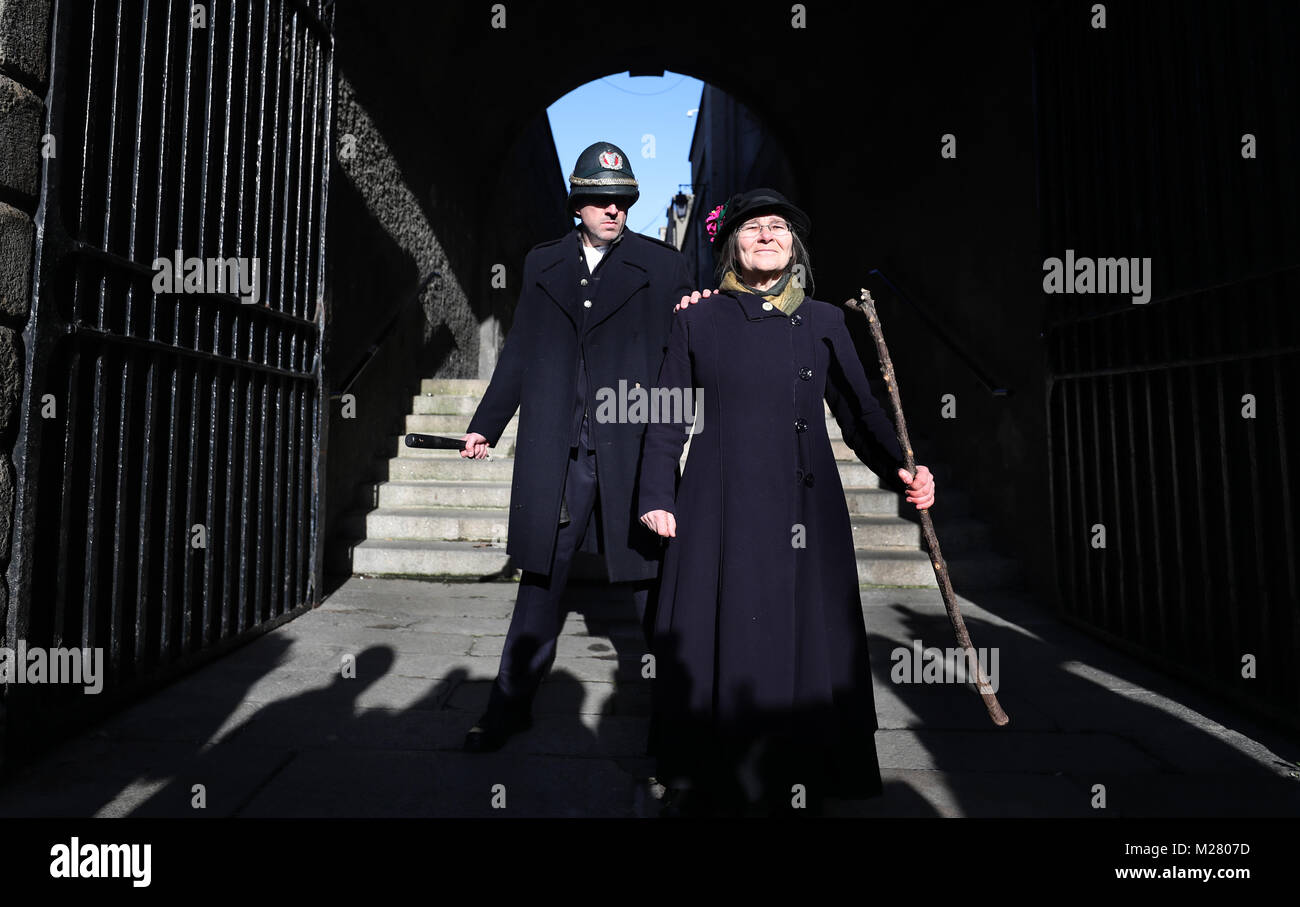 Anlässlich des 100-jährigen Bestehens von Frauen, die Abstimmung in Irland, Micheline Sheehy die Enkelin der Frauenrechtlerin Hanna Sheehy Skeffington bereitet erneut ihre Großmutter das Zertrümmern der Windows von Dublin Castle Entrechtung der Frauen zu markieren. Stockfoto