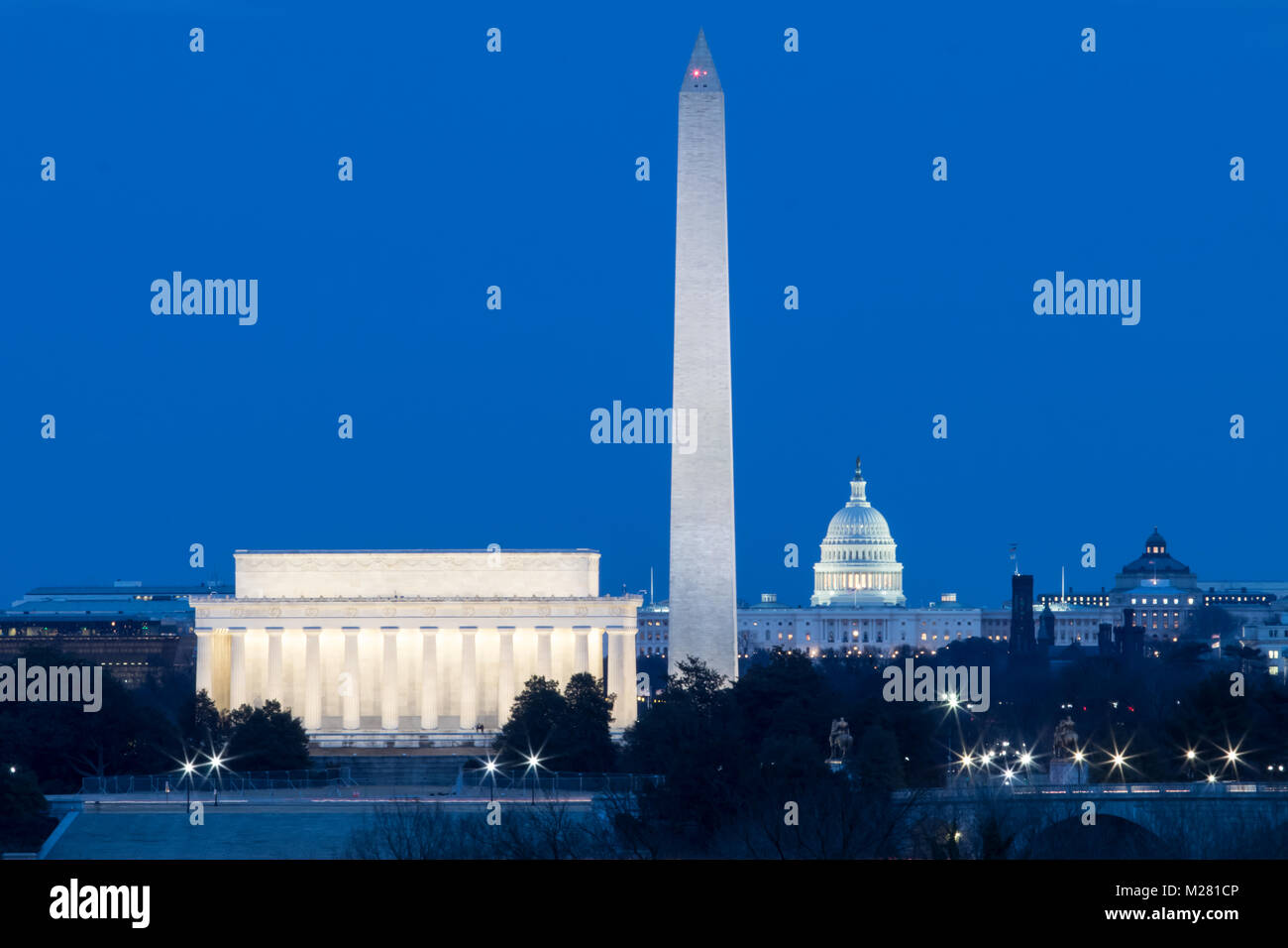 Washington DC die Skyline in der Dämmerung einschließlich Lincoln Memorial, Washington Memorial, und die Hauptstadt Stockfoto