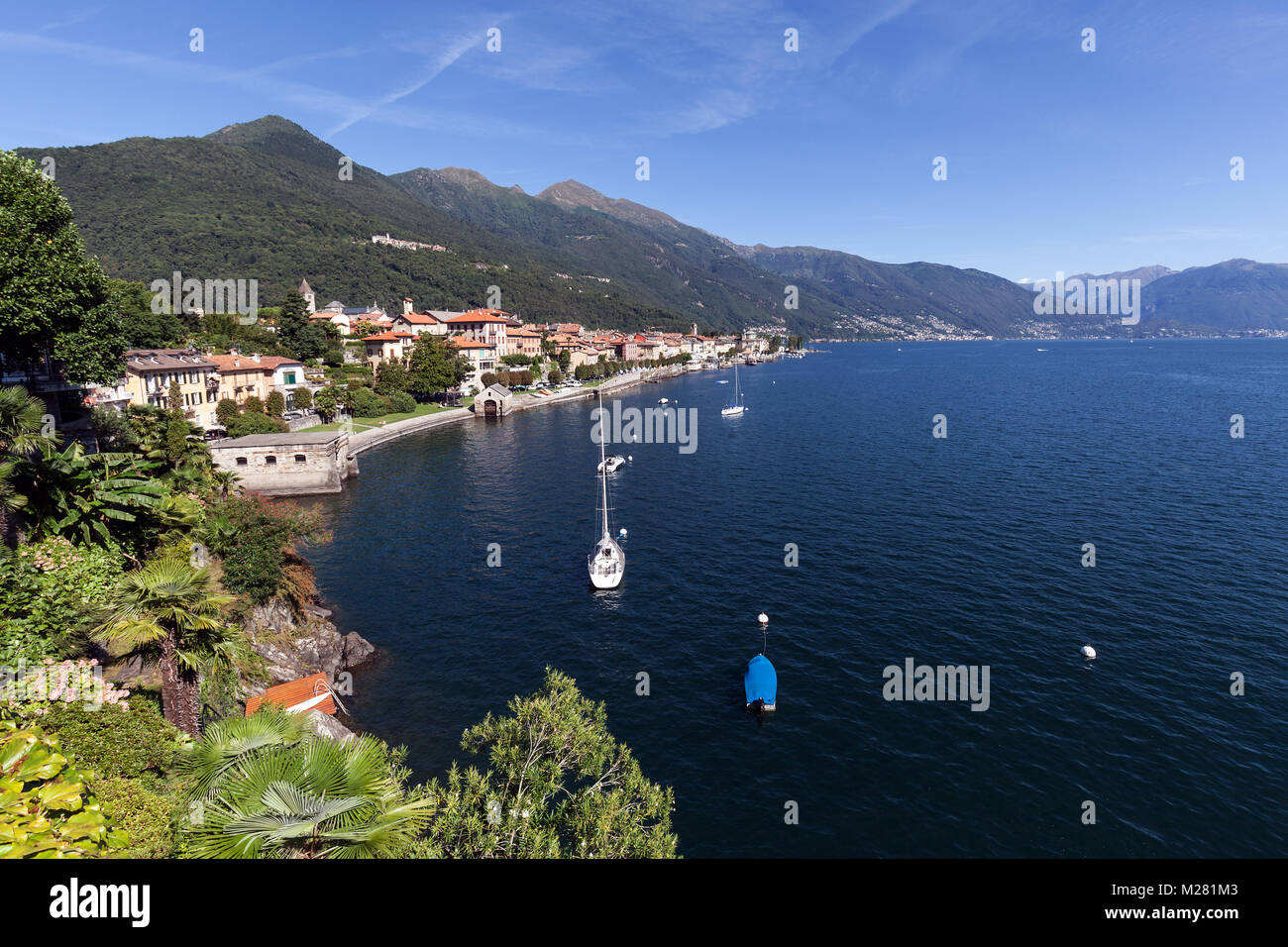 Blick auf die Altstadt von Cannobio und die umliegenden Berge, Lago Maggiore, Verbano-Cusio-Ossola Provinz, Region Piemont Stockfoto