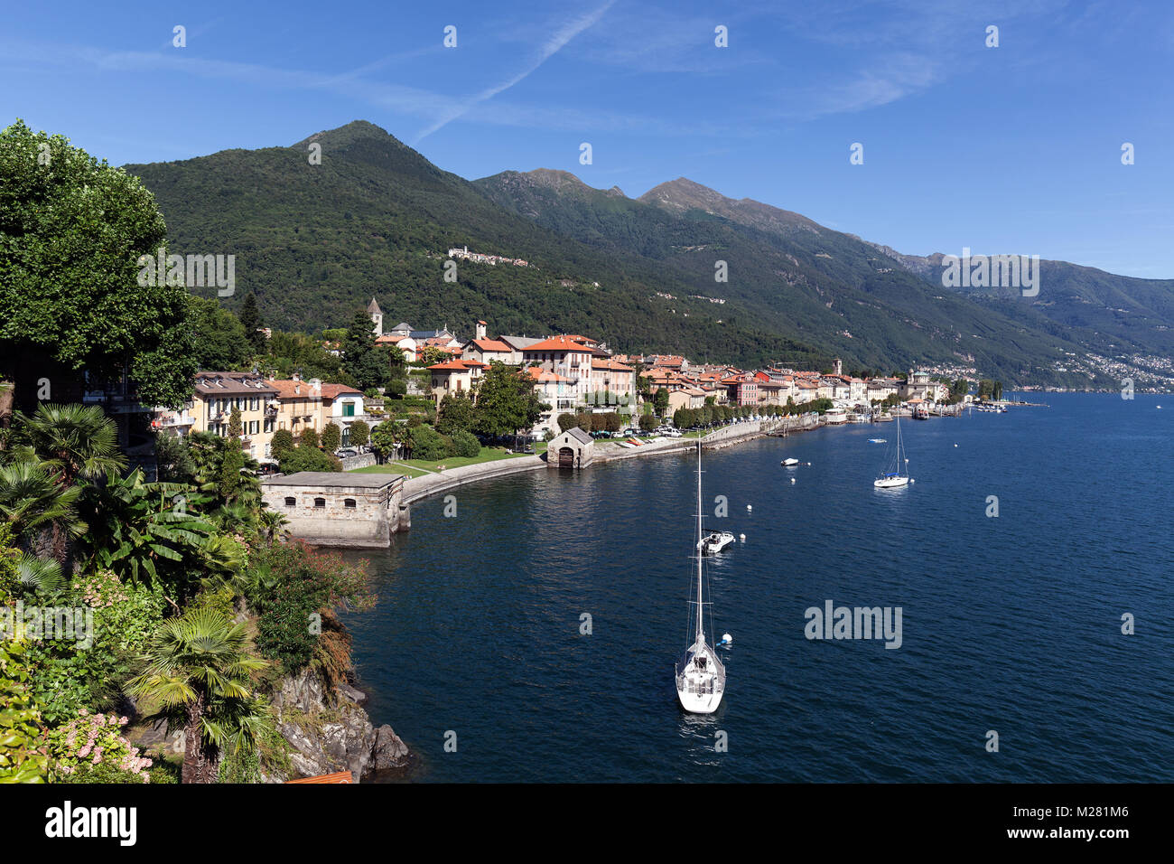 Blick auf die Altstadt von Cannobio und die umliegenden Berge, Lago Maggiore, Verbano-Cusio-Ossola Provinz, Region Piemont Stockfoto