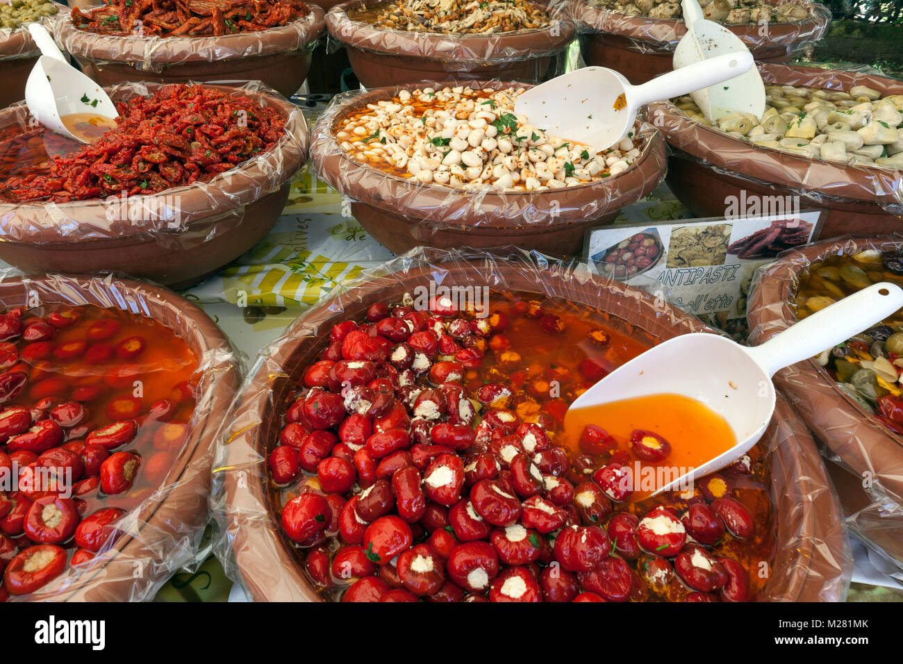 Antipasti auf einem Markt in Cannobio, Lago Maggiore, Verbano-Cusio-Ossola Provinz, Region Piemont, Italien Abschaltdruck Stockfoto