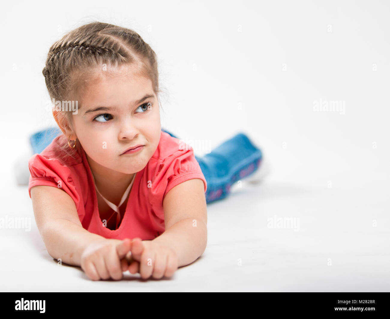 Porträt einer wunderschönen kleinen Mädchen auf einem weißen Hintergrund. Kinder- Neid Stockfoto