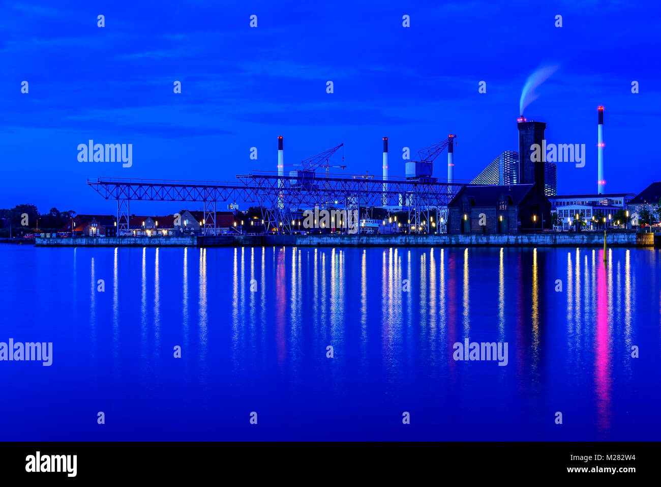 Blaue Stunde Kopenhagen Dänemark mit Blick auf den Hafen und die Boote im Vordergrund. Stockfoto