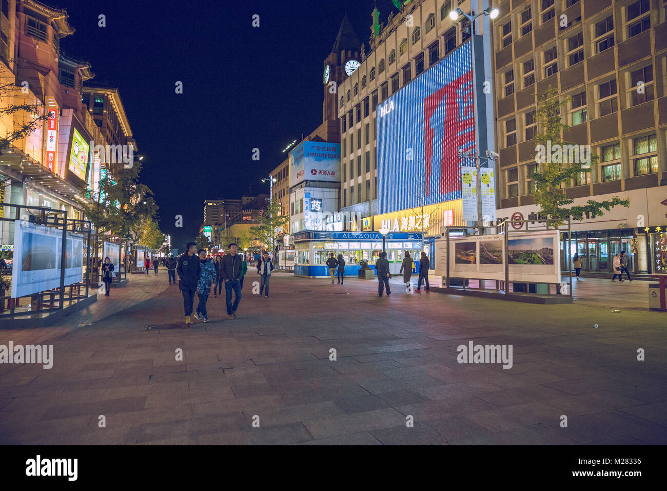 Shanghai, China. 31.10.2016 Völker, Urban Street, Autos, Märkte. Alten und modernen Gebäuden. Völker laufen und Autos fahren. Reisen Foto. Stockfoto