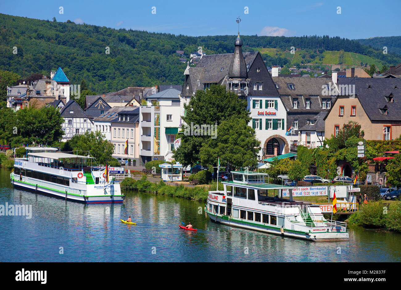 Ausflugsschiffe an der Gangway, Riverside in Traben-Trarbach, Mosel, Rheinland-Pfalz, Deutschland, Europa Stockfoto Ausflugsschiffe an der Gangway, Riverside in Traben-Trarbach, Mosel, Rheinland-Pfalz, Deutschland, Europa Stockfoto