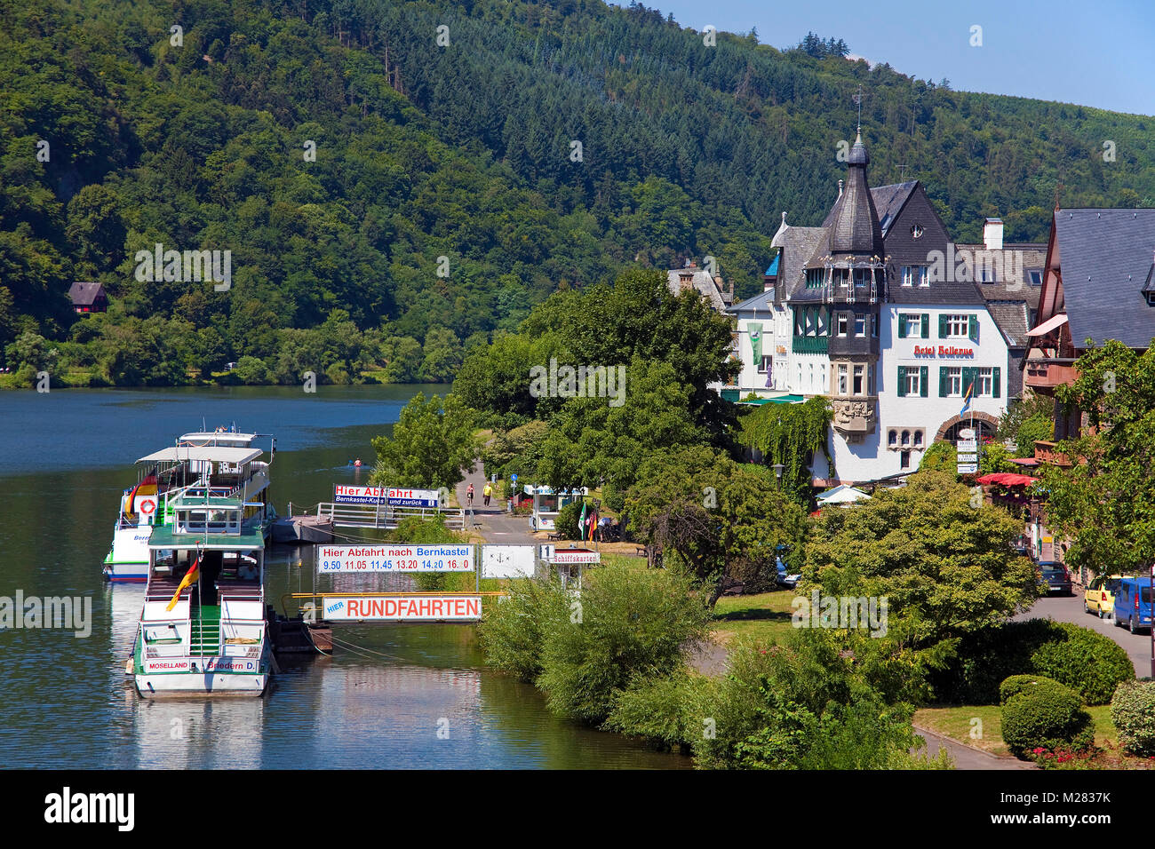 Ausflugsschiffe an der Gangway, Riverside in Traben-Trarbach, Mosel, Rheinland-Pfalz, Deutschland, Europa Stockfoto Ausflugsschiffe an der Gangway, Riverside in Traben-Trarbach, Mosel, Rheinland-Pfalz, Deutschland, Europa Stockfoto
