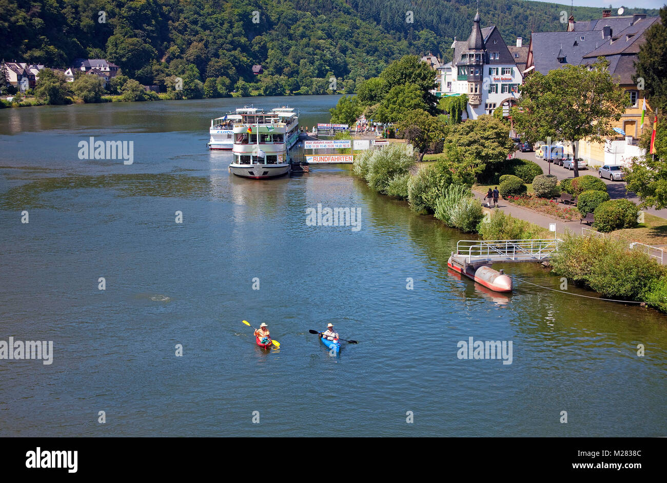 Kayaker und Ausflugsschiffe auf Mosel im Weinort Traben-Trarbach, Mosel, Rheinland-Pfalz, Deutschland, Europa Stockfoto