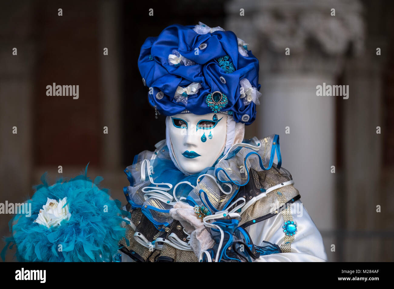 Venedig, Italien - 04. Februar: Menschen tragen Karneval Kostüme in San Marco Platz darstellen, am 4. Februar 2018 in Venedig, Italien. Stockfoto