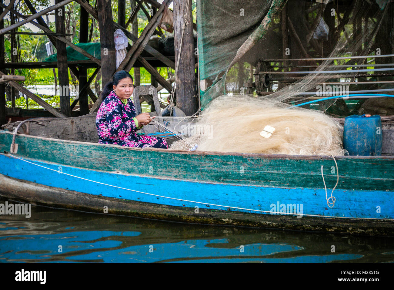 Kambodschanischen Frau ausbessern Fischernetz, Kampong Phluk schwimmenden Dorf, Provinz Siem Reap, Kambodscha. Stockfoto