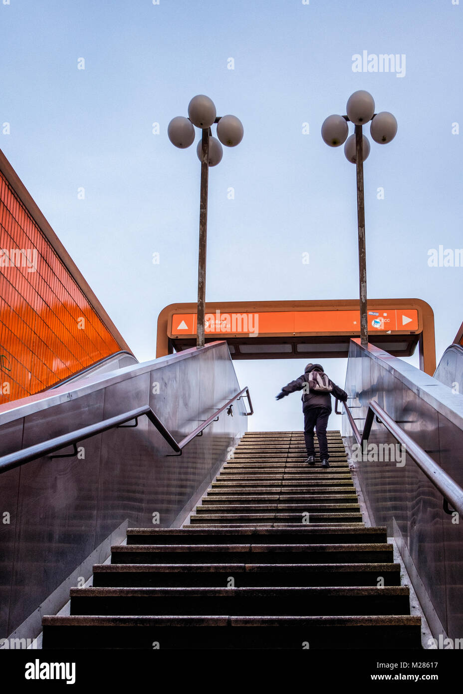 Berlin-Westend. Ältere Menschen Ältere Menschen Treppen zu den Internationales Congress Centrum ICC-Klettern. Stockfoto