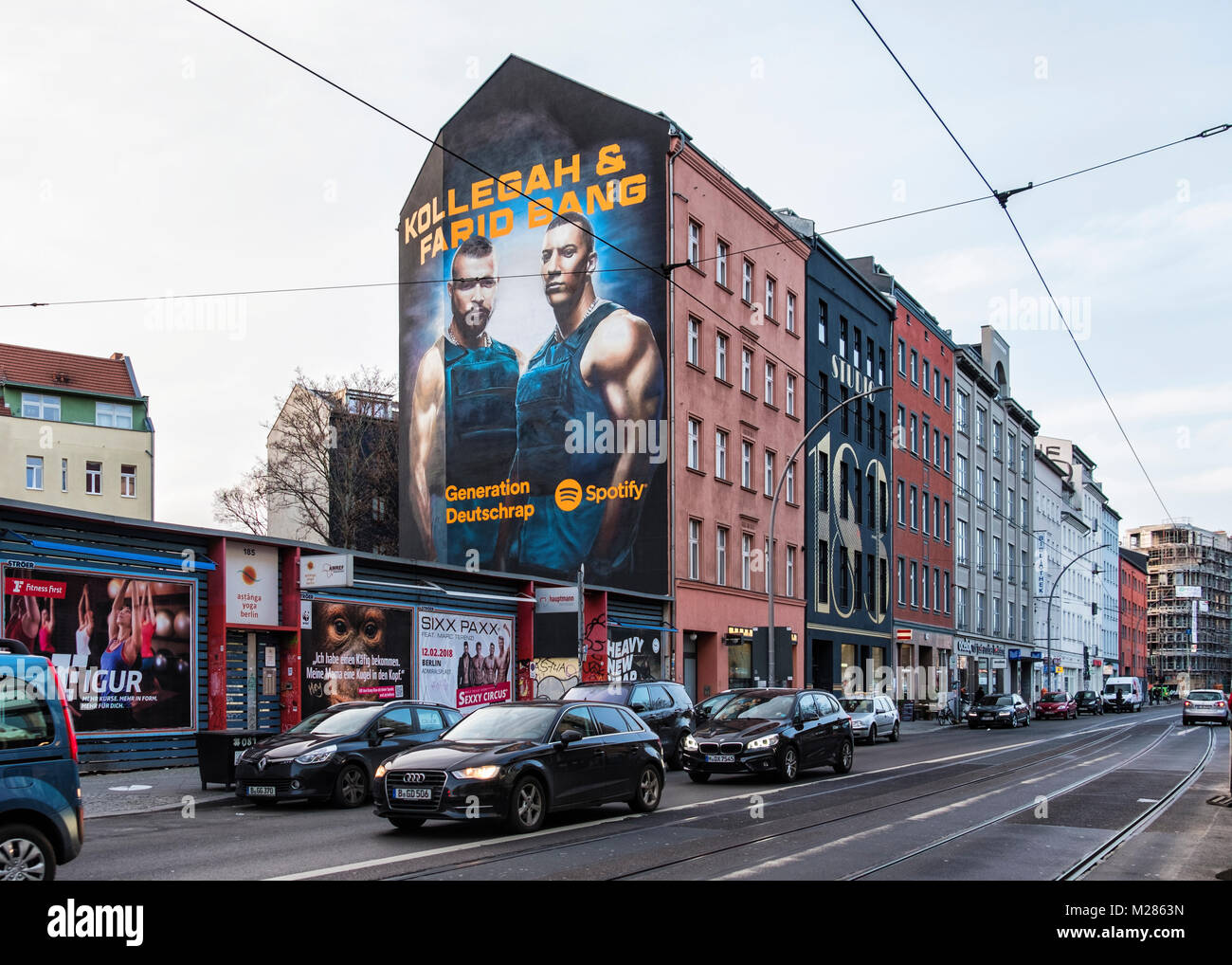 Berlin Mitte. Kino anmelden. Riesige Werbung auf Apartment Gebäude. Ad Werbung Spotify Streaming von Musik Stockfoto