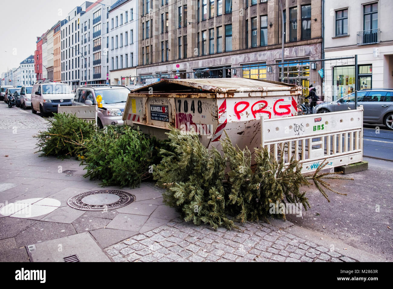 Aufgegeben, entleerte, verworfen, trashed Sehr Bäume und Müllcontainer in einer Stadt, Straße nach Weihnachten. Mitte, Berlin Stockfoto