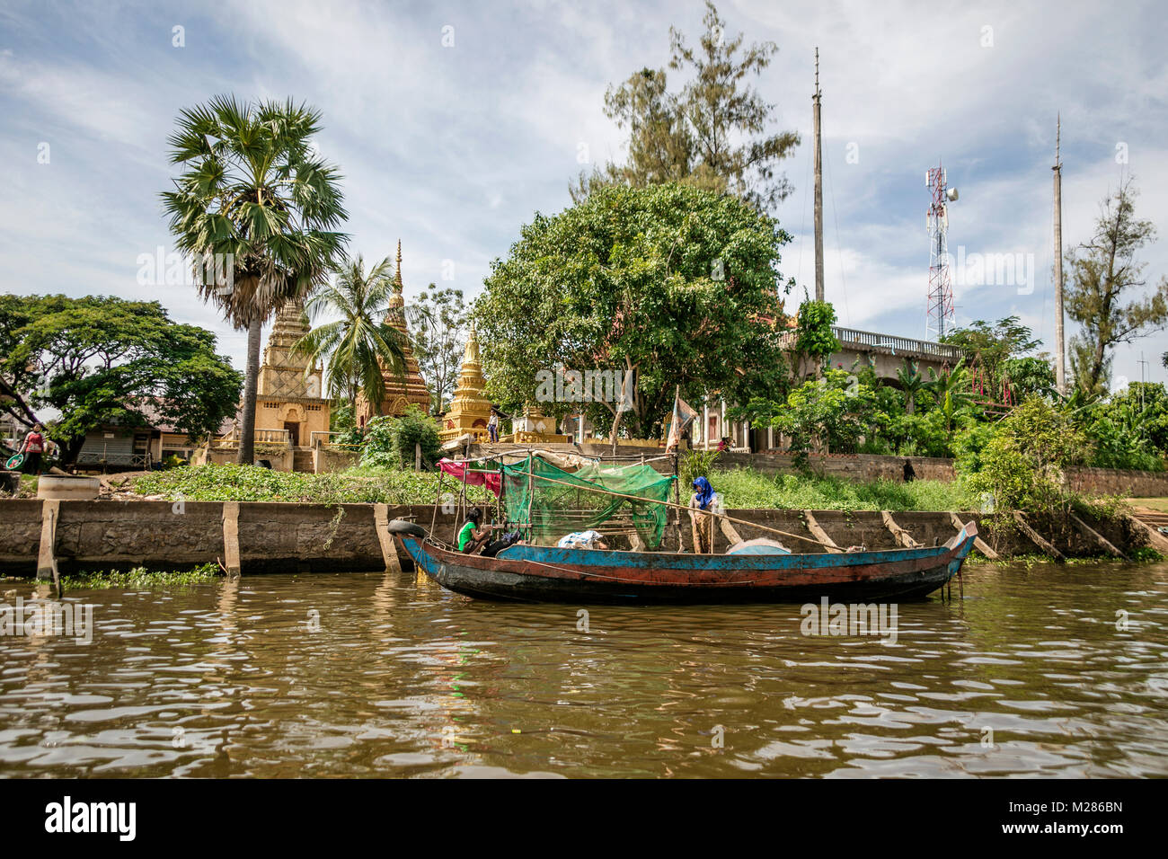 Fischerboot, Kampong Phluk schwimmenden Dorf, Provinz Siem Reap, Kambodscha. Stockfoto