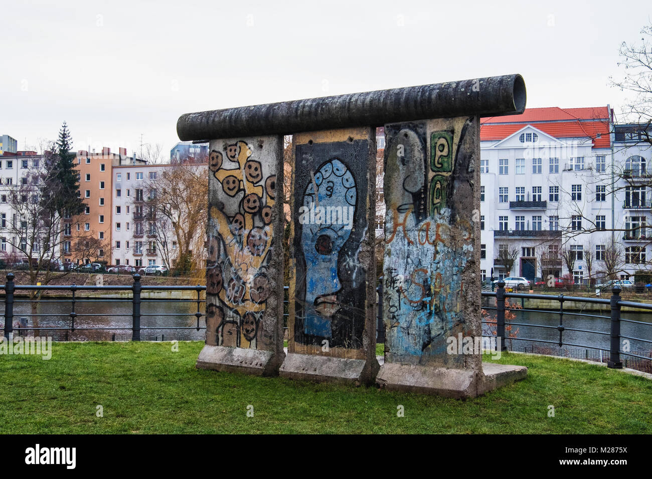 Berlin, Mitte, Moabit. Abschnitt der Berliner Mauer auf der Straße der Erinnerung am Fluss Spree. Die Straße der Erinnerung Stockfoto
