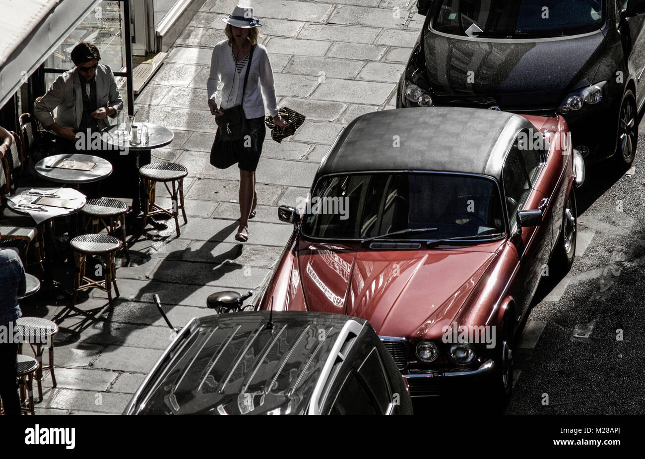 PARIS FRANKREICH - elegante Frau VORBEI AN EINEM CAFE TERRASSE-CLASSIC JAGUAR XJ-PARIS AUTO - Englische Eleganz - Paris Street Scene © Frédéric BEAUMONT Stockfoto