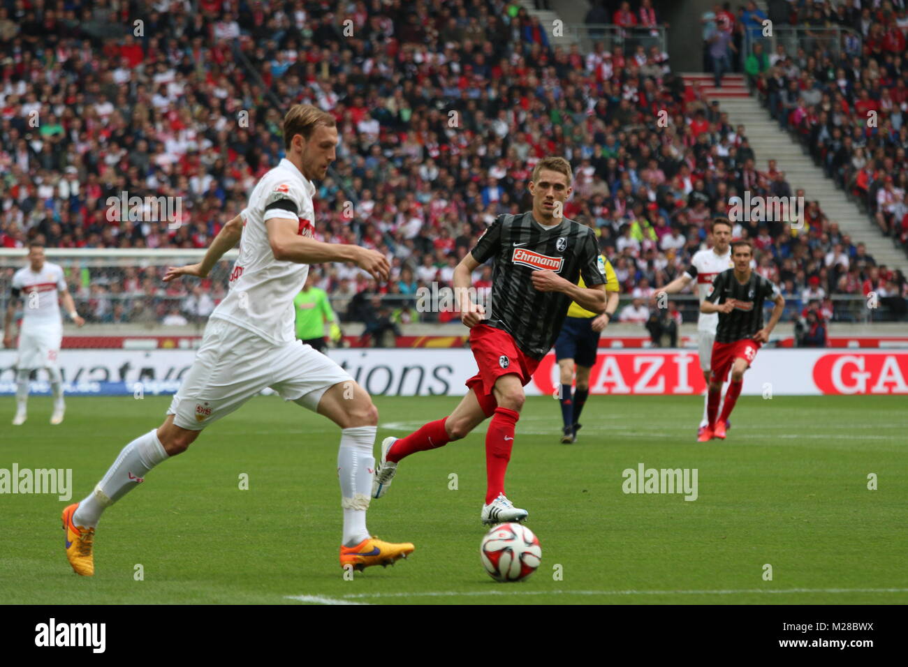 Georg Niedermeier (Stuttgart) im Duell mit dem zweifachen Torschützen, Nils  Petersen (Freiburg) - Fußball-Bundesliga 14/15: 30. Spieltag, SC Freiburg  vs VfB Stuttgart Stockfotografie - Alamy