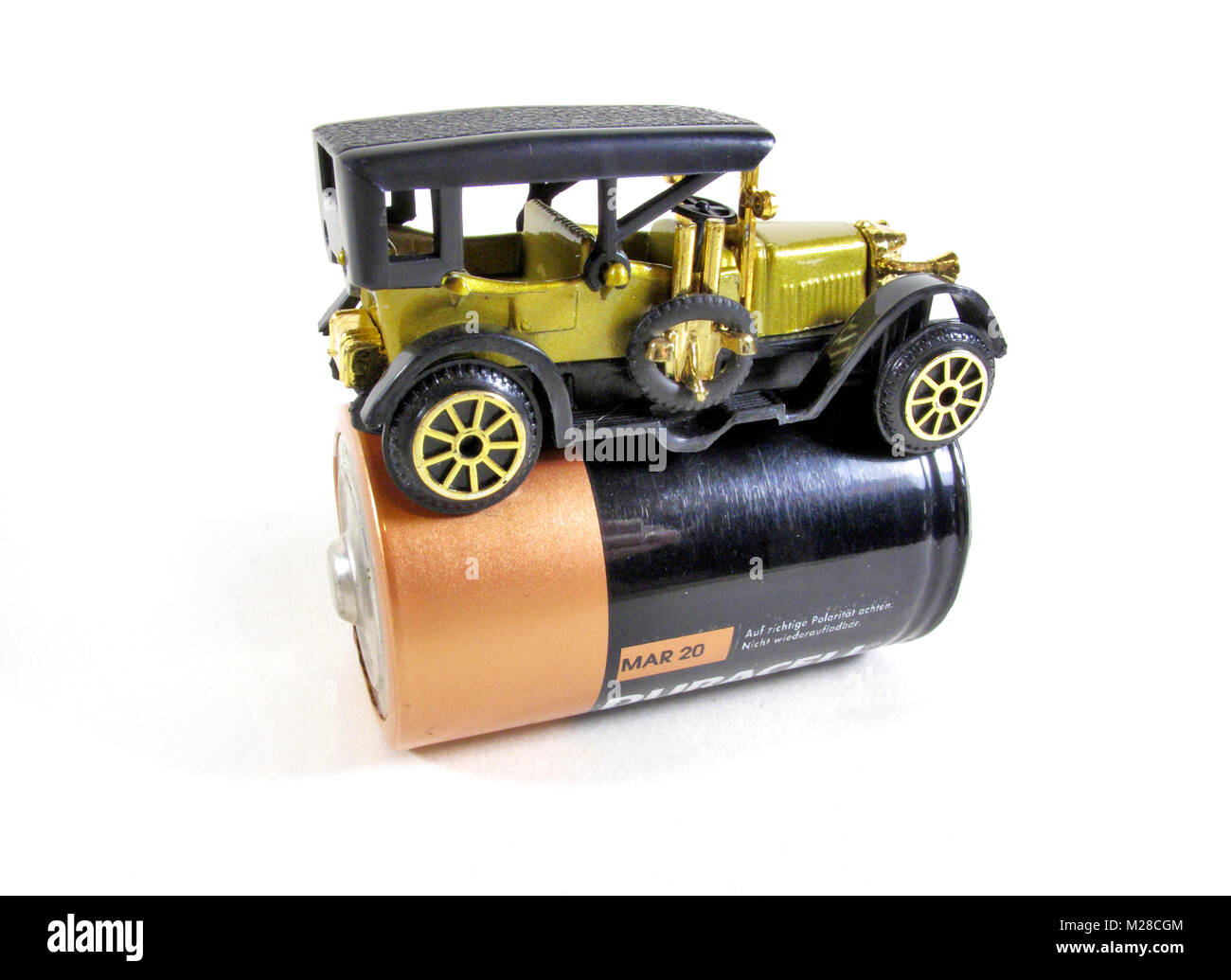 Ein Vintage antik Benzin Spielzeug Auto sitzt auf einer Batterie Stockfoto