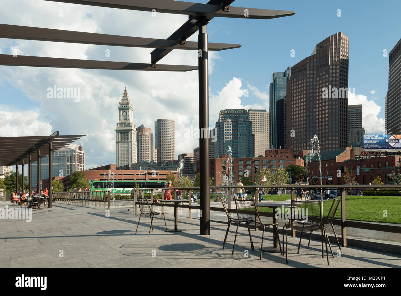 Bild von der Promenade und Tische im Freien entlang der Rose Kennedy Greenway auf einem hellen, sonnigen Tag in Boston, Massachusetts, außerhalb der nördlichen Ende. Stockfoto