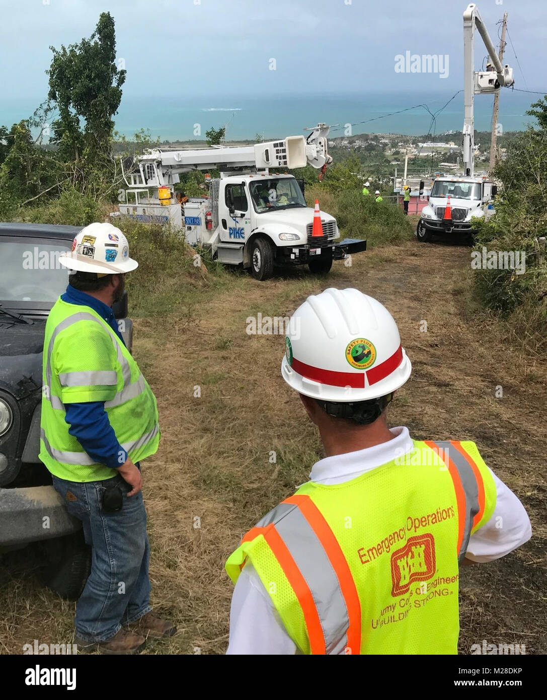 VIEQUES, Puerto Rico - Das US-Korps der Ingenieure Task Force Power Restaurierung und Fremdfirmen Installation von Hochspannungsleitungen auf einem Hügel auf der Insel Vieques Jan. 29, 2018 zu beginnen. In weniger als einem Monat Cole, zusammen mit dem Auftragnehmer, haben 100 Strommasten und sechs Transformatoren auf der Insel installiert. ( Stockfoto