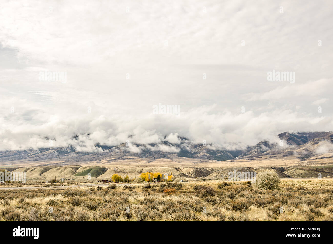 Schichten von Wolken über die Berge an einem bewölkten Tag hängen Stockfoto