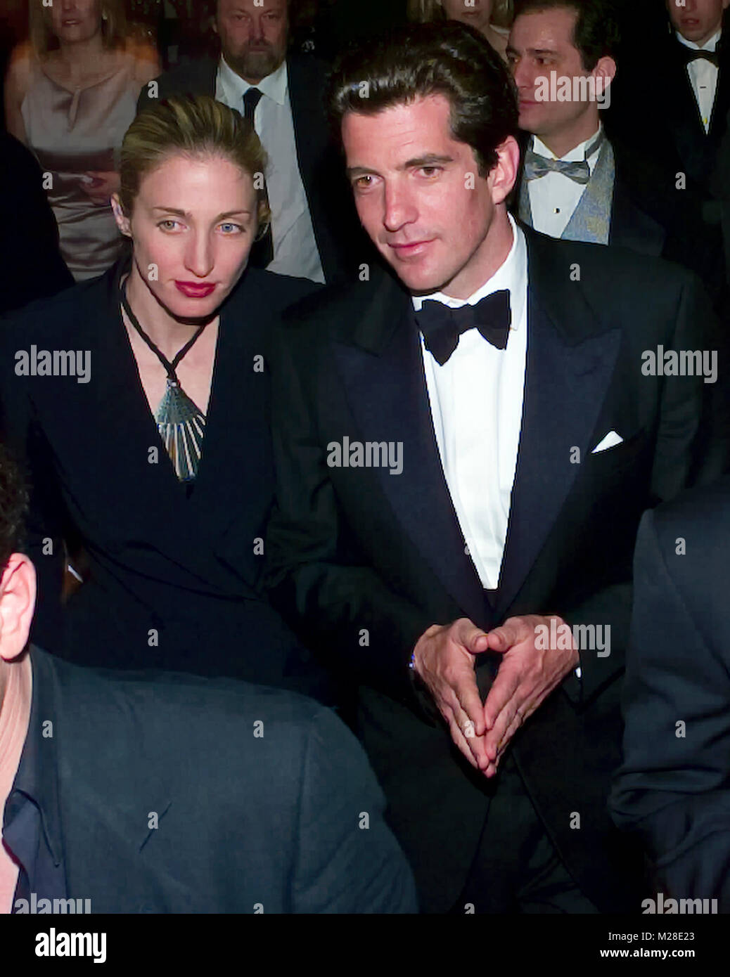 John F. Kennedy, jr. und seine Frau Carolyn Bessette Kennedy die Washington Hilton Abfahrt nach des Weißen Hauses Korrespondent in Washington, D.C. am 1. Mai 1999. Quelle: Ron Sachs/CNP/MediaPunch Stockfoto