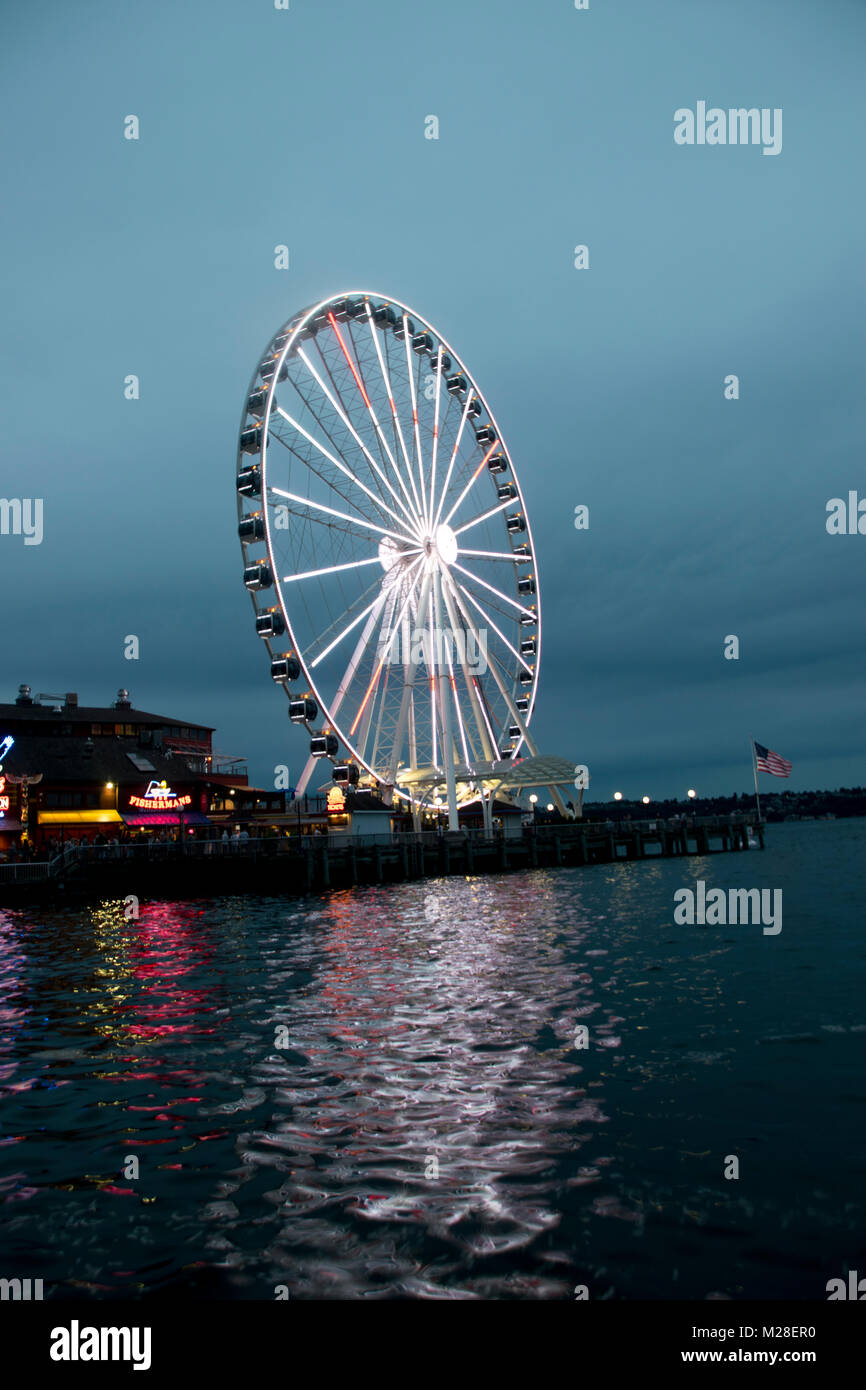 Eine nächtliche Ansicht der Seattle große Rad. Stockfoto