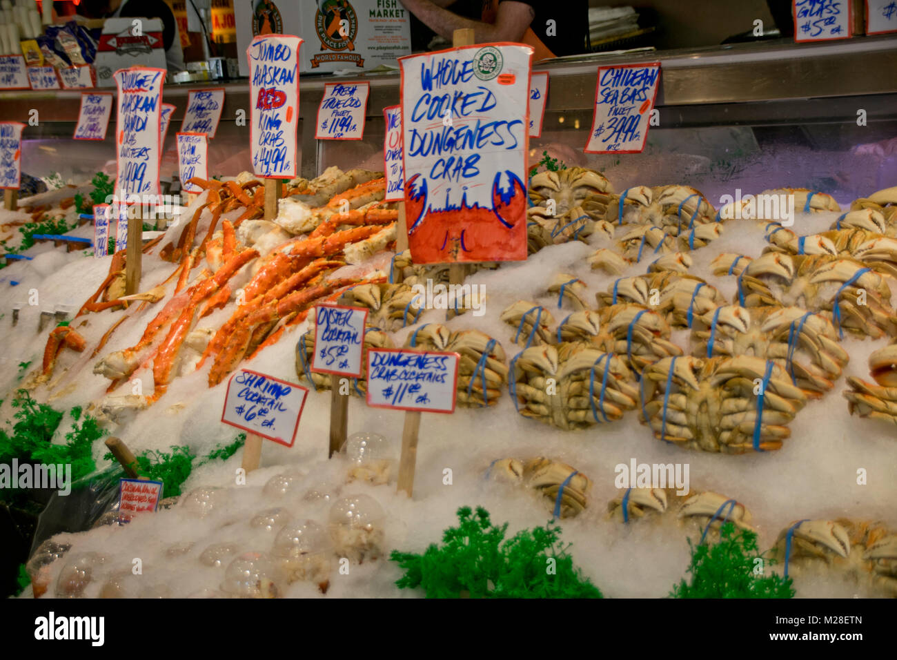 Eine Auswahl an Meeresfrüchten für Verkauf an den Pike Place Fish Market in Seattle, Washington. Stockfoto