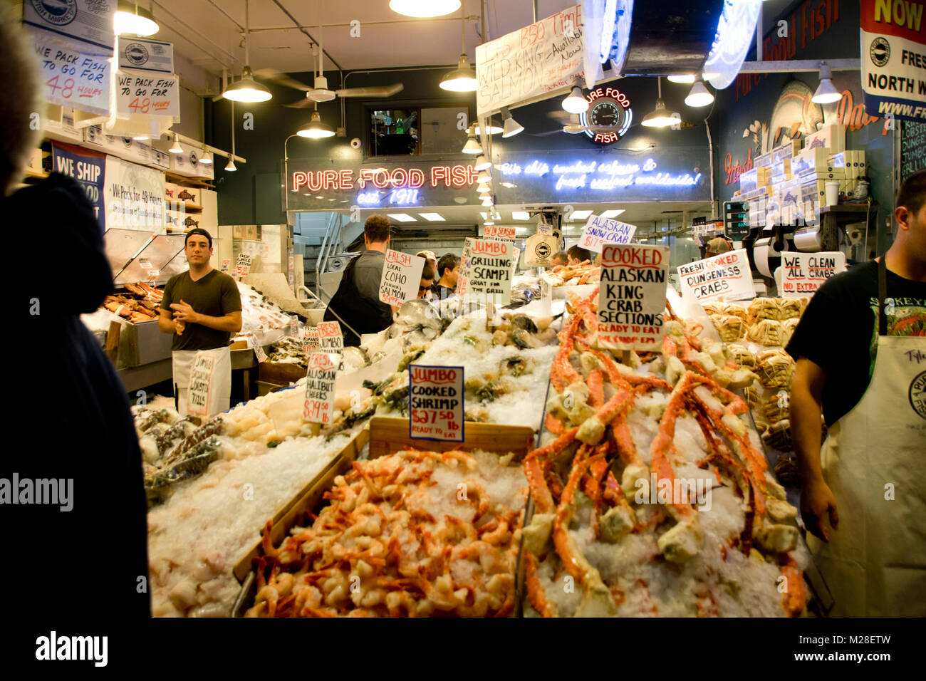 Eine Auswahl an Meeresfrüchten für Verkauf an den Pike Place Fish Market in Seattle, Washington. Stockfoto